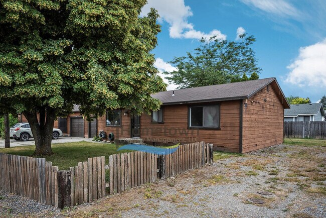 Building Photo - Great 3 Bedroom 2 Bath Duplex with Garage ...