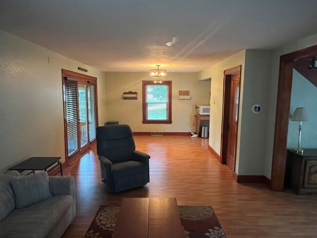 Building Photo - 3 bedrooms, 3 Full Bathrooms on the channe...