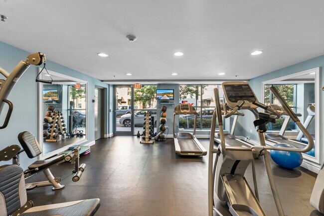 Building Photo - 727 Monroe St