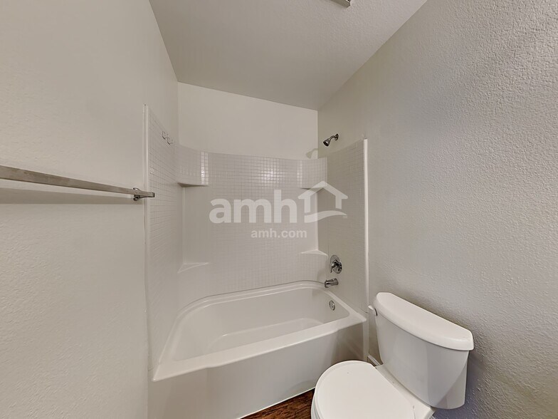 Building Photo - 2040 Bliss Rd