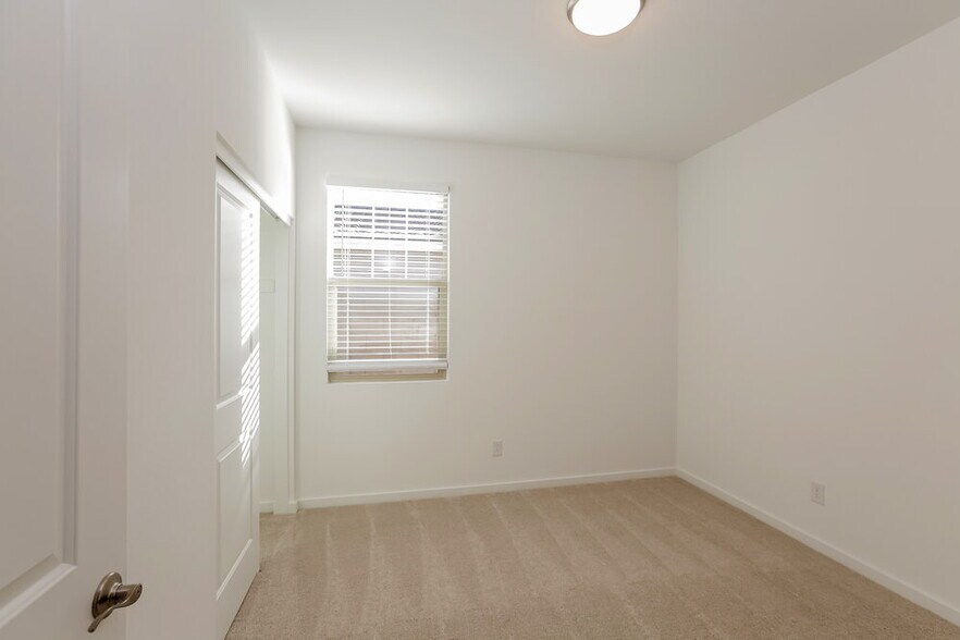 Building Photo - 10746 W Bloch Rd