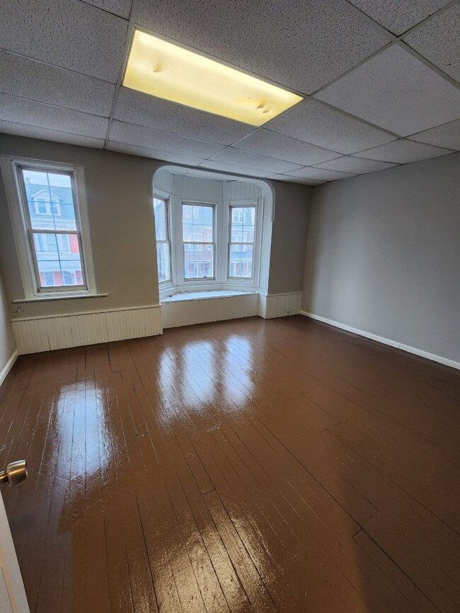 Building Photo - 5 Bedroom home available now in York!