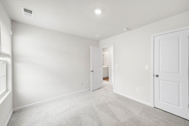 Building Photo - 115 Broadtree Cir