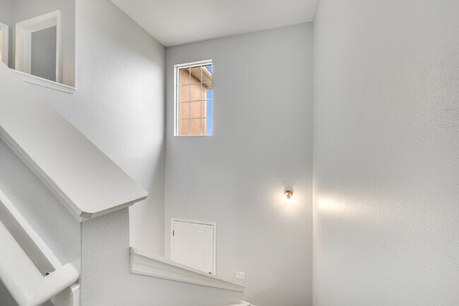 Building Photo - End Unit in Lake Washington Townhomes!!