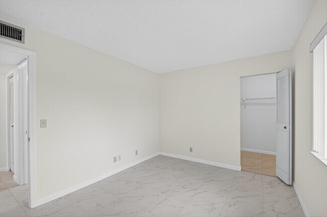 Building Photo - 416 Pine Glen Ln