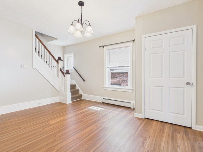 Building Photo - 3 Bedroom House in Harrisburg