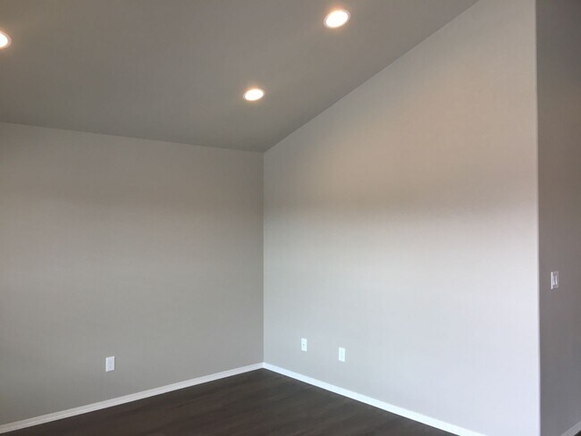 Building Photo - Newer 2 Bedroom / 1 Bathroom in SW Redmond