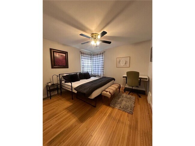 Building Photo - 629 E 67th St