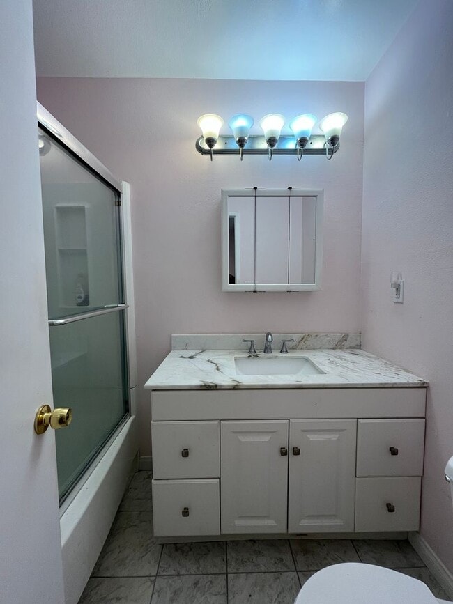 Building Photo - Encino 2+2 w/pool + spa, parking + extra storage!