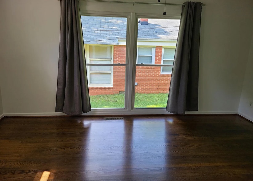 Living room - 3500 Rogers St