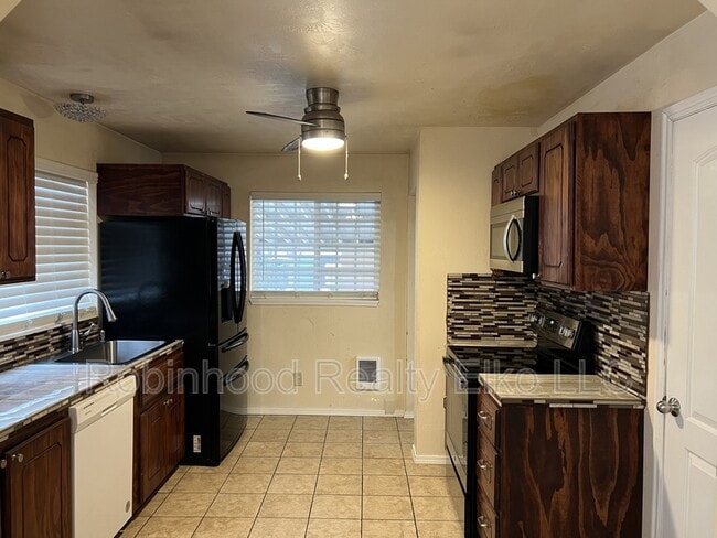 Building Photo - 786 Wilson Ave