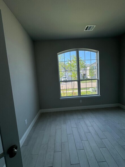 Building Photo - 500 Hoot Owl Hl