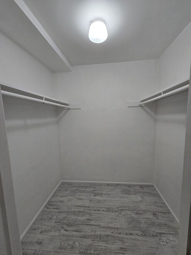 Building Photo - Beautiful Ground Floor Unit-  1BD/1.5BA