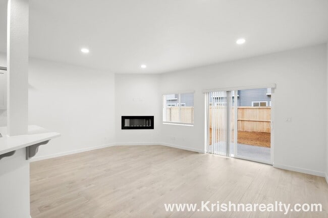 Building Photo - Beautiful 2021 Modern Build | 3 Bed | 2.5 Bath | Stylish Townhome in Laurel Woods