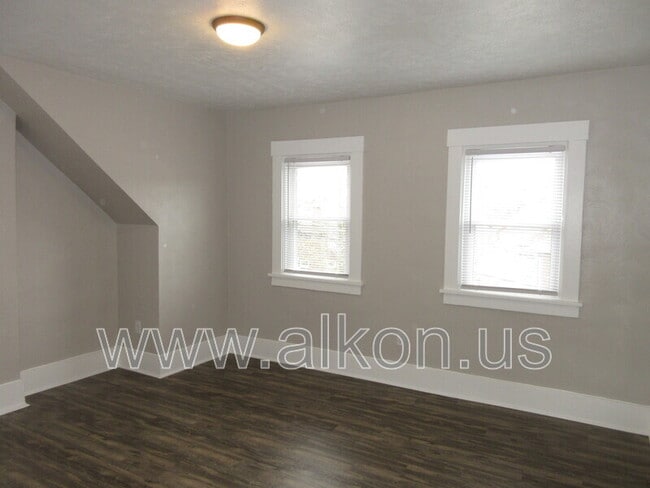 Building Photo - 302 W Virginia Ave