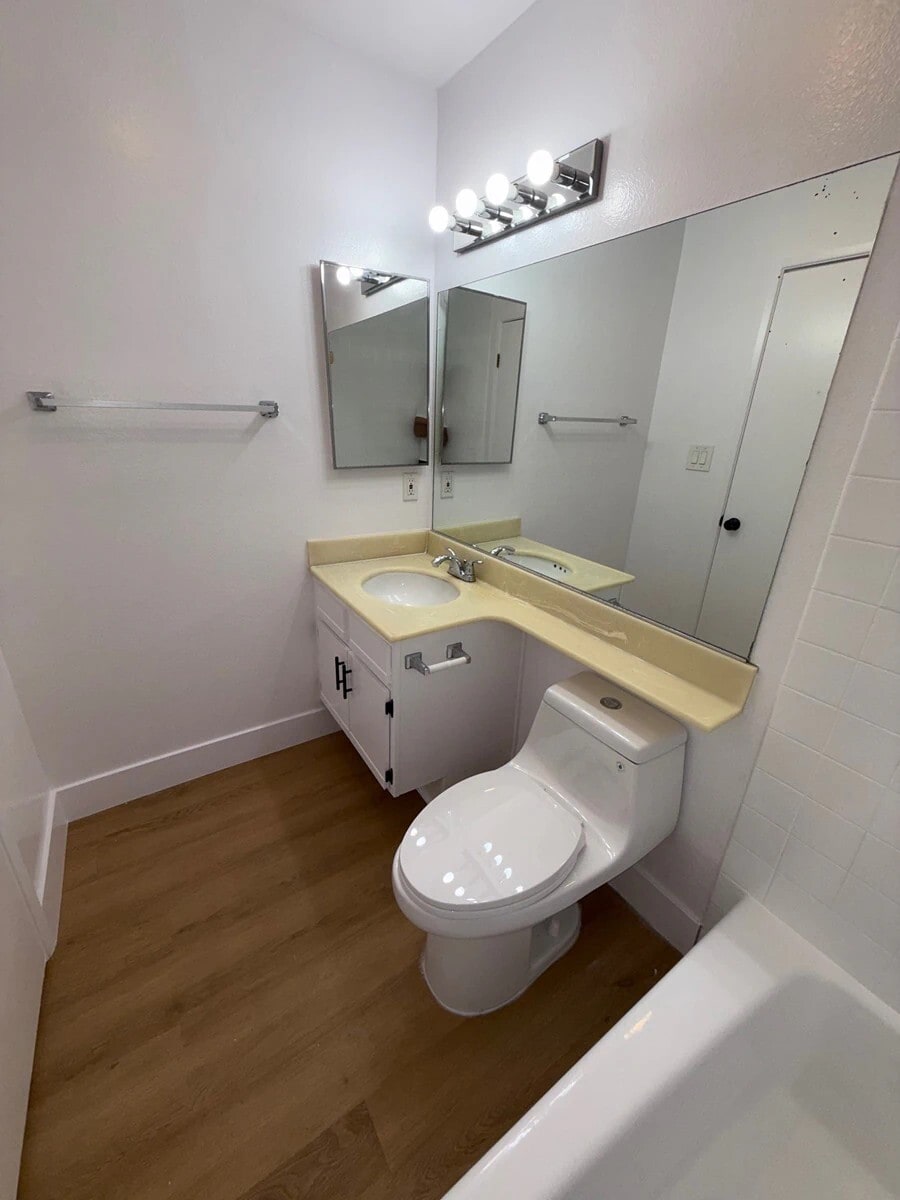 Building Photo - 1321 N Vista St