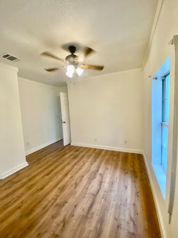 Building Photo - 732 Valley Way St