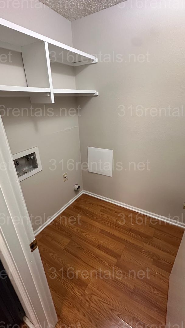 Building Photo - $1150 - 3 room 2 bath - Apartment located ...