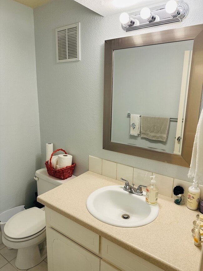 Building Photo - Charming & Cozy Condo