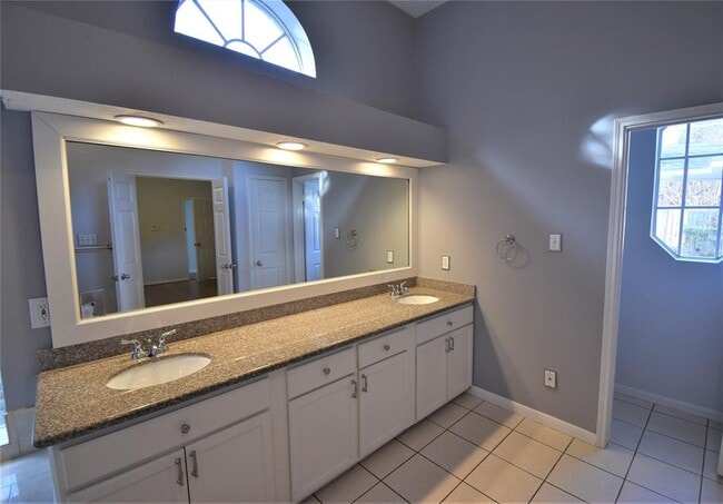 Building Photo - 1323 W Forest Dr