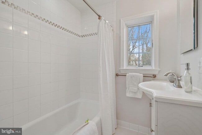 Building Photo - 2426 N Powhatan St