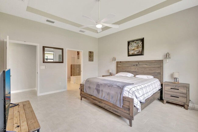 Building Photo - 357 SE Filoli Dr