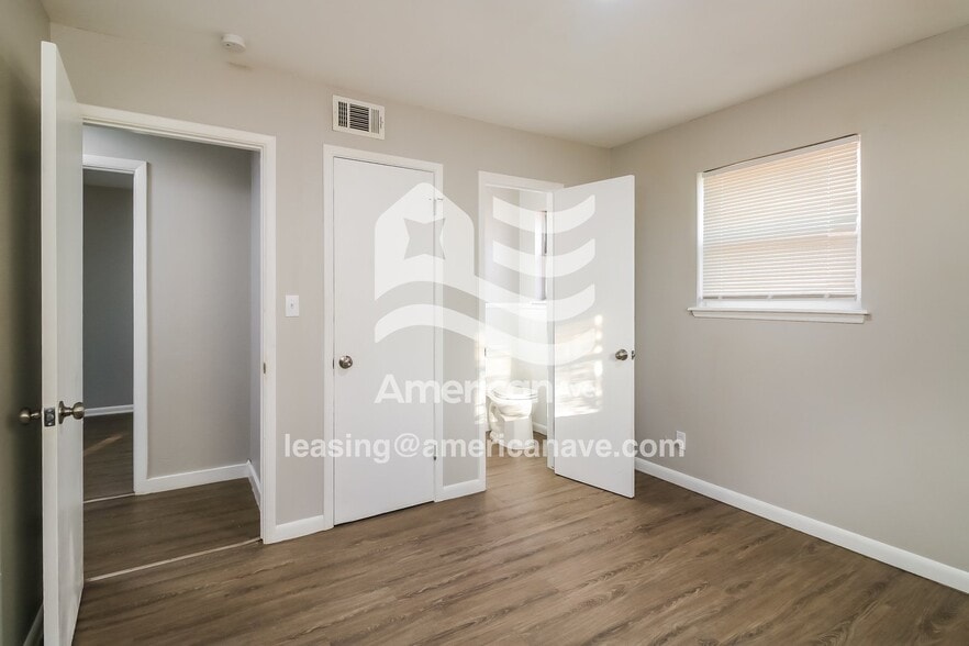 Building Photo - 4813 Trina Dr