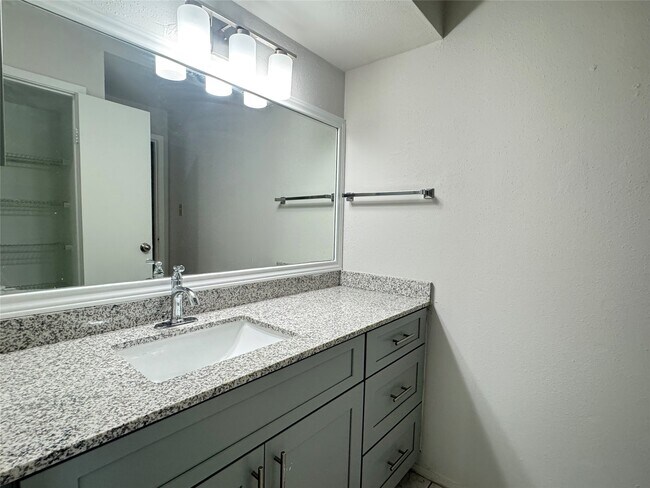 Building Photo - 6602 Harbor Town Dr