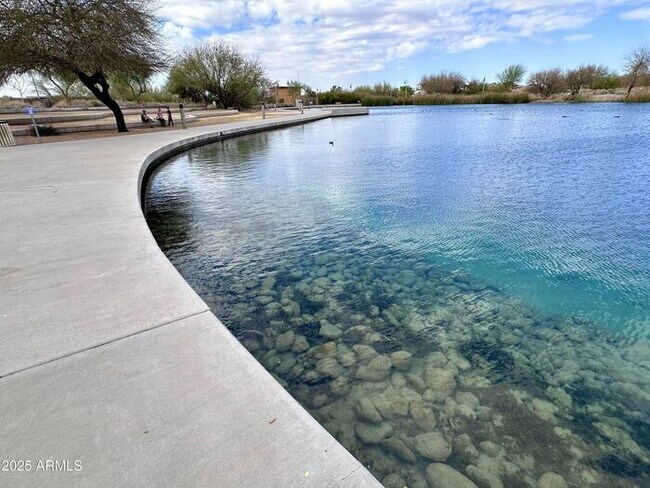 Building Photo - Stunning 4 bedroom, 3 bathroom home in the...