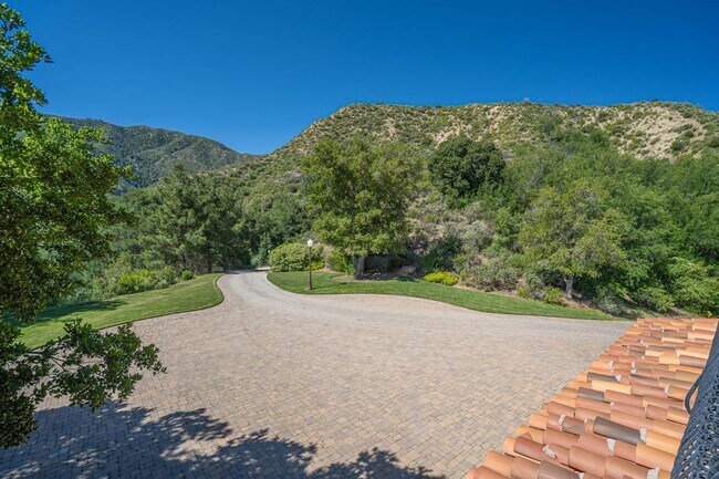 Building Photo - Private 5 Bedroom Estate for Rent in Santa...