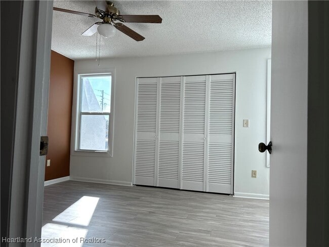 Building Photo - 2016 Lakeview Dr