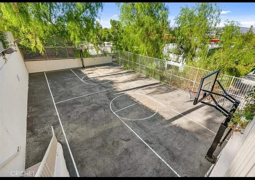 Building Photo - 5240 Premiere Hls Dr