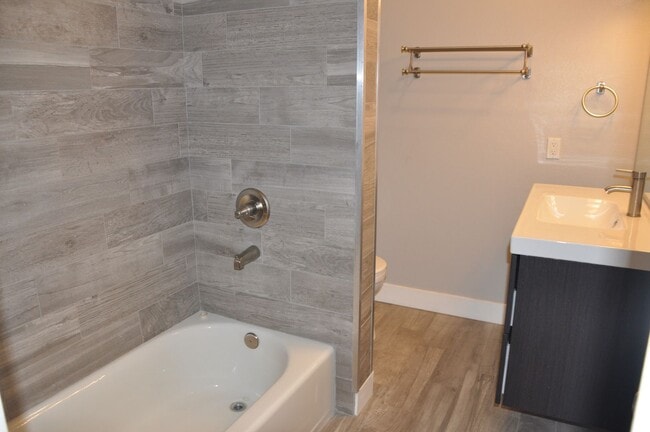 Building Photo - Beautiful 2 bedroom on the east side!