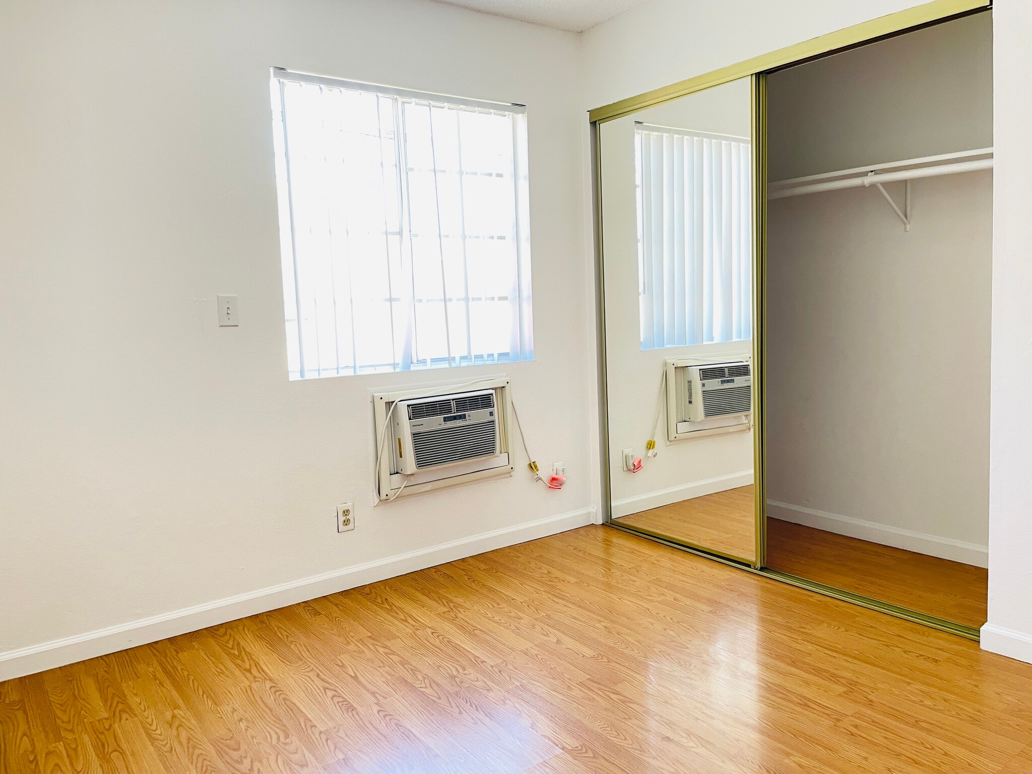 Building Photo - 136 N Mariposa Ave