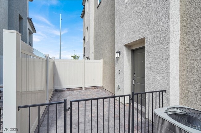 Primary Photo - 2662 Champagne Gold Ave