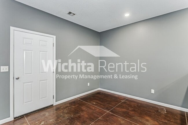 Building Photo - 645 N Grandstone St