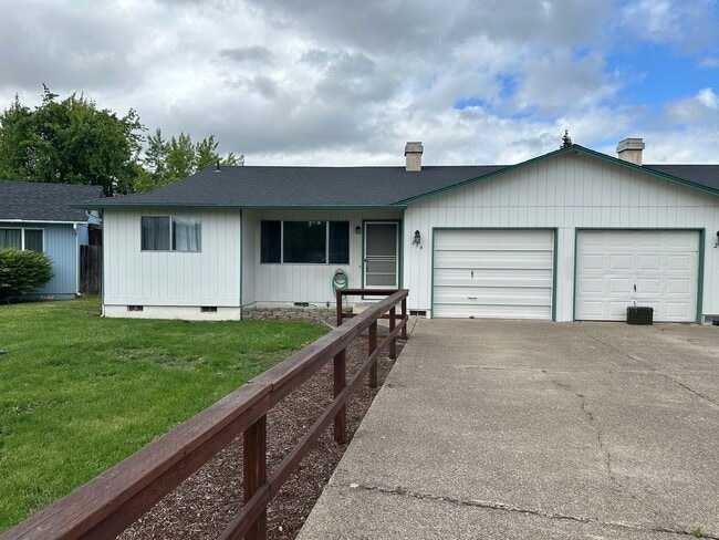 Primary Photo - Updated 2 bed 1 bath dulpex in Springfield!
