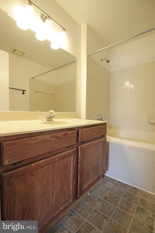 Building Photo - 102 Chesterfield Ln