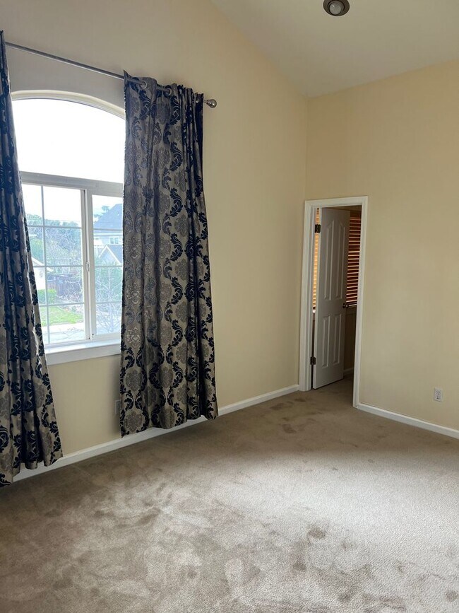 Building Photo - CAMPBELL - Executive 5 bedroom home in a desirable neighborhood