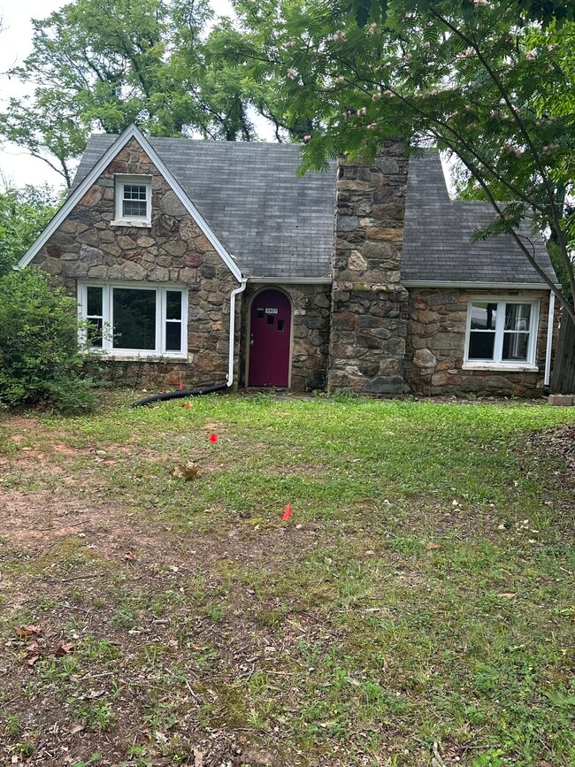 Primary Photo - 3907 S Amherst Hwy