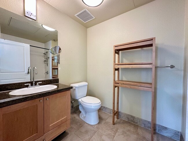 Building Photo - Bright 1BR/1BA Condo in Downtown SF – Step...