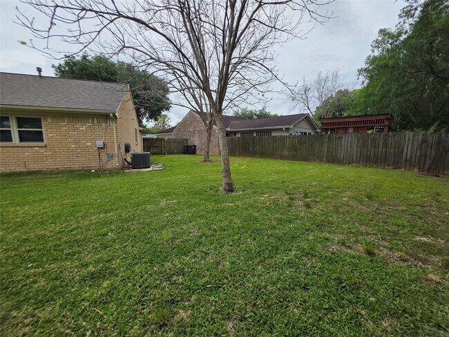 Building Photo - East Heatherock Circle, Sugar Land, TX 77479 - 3 BR 2 BA single-family home