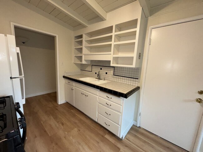 Building Photo - 3/1 in East Davis, New windows, new floors, new paint!