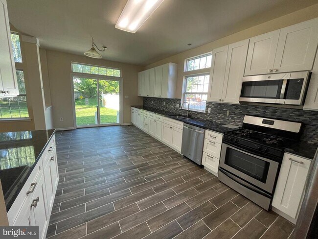 Building Photo - 106 Europa Blvd