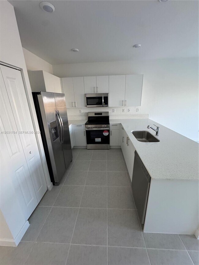Building Photo - 2655 SE 28th Dr