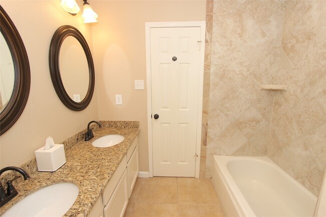 Building Photo - 2731 Colony Dr