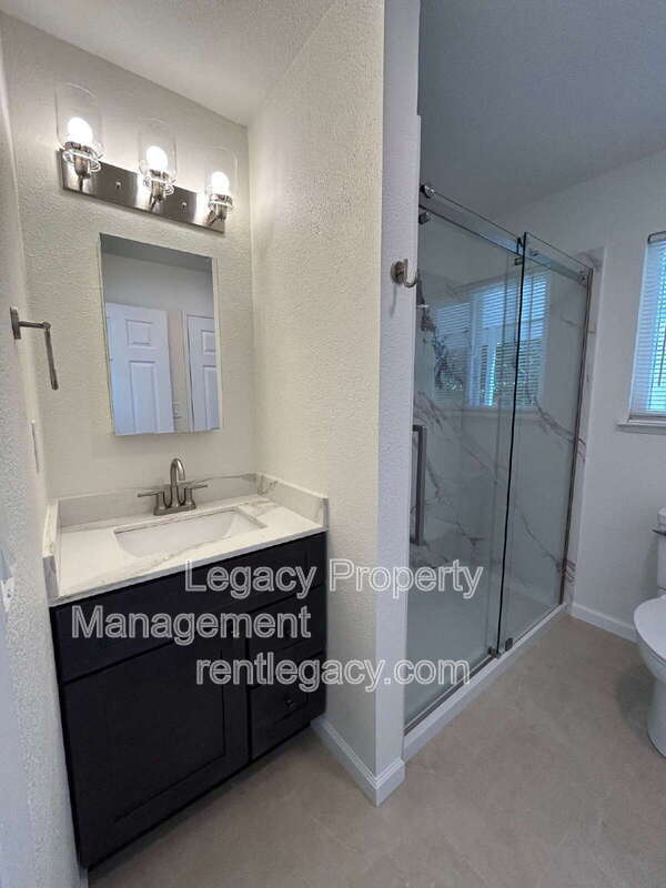 Building Photo - 1525 James St