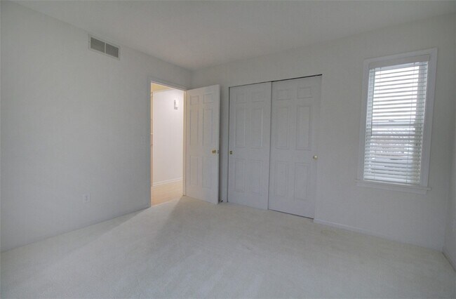 Building Photo - 245 Roseland Ln