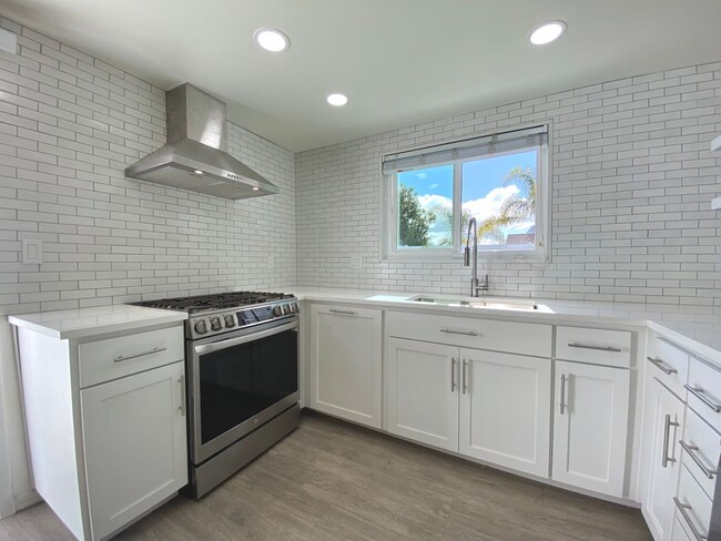 Building Photo - Modern Elegance in North Clairemont! Updat...