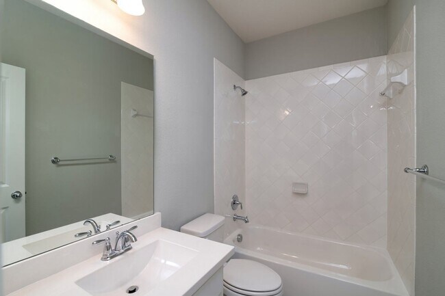 Building Photo - Spectacular and spacious home in Parkside!!